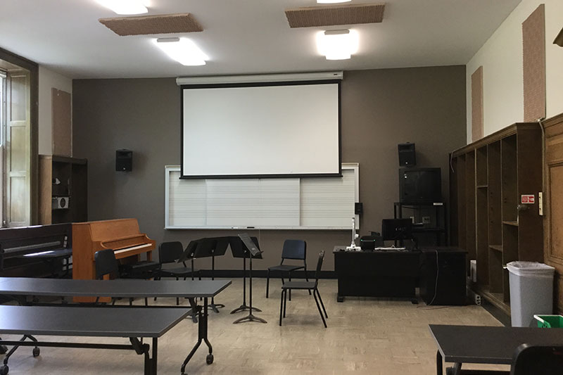 Mason 2018 Smart Classroom front of the classroom with a large projector screen.