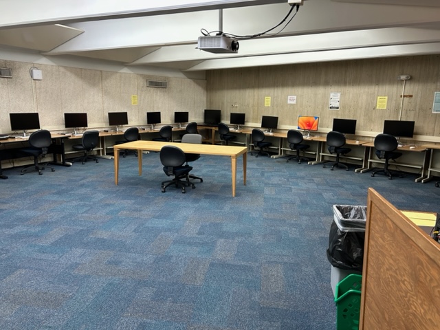 Sheldon Computer Lab stations with iMac computers.
